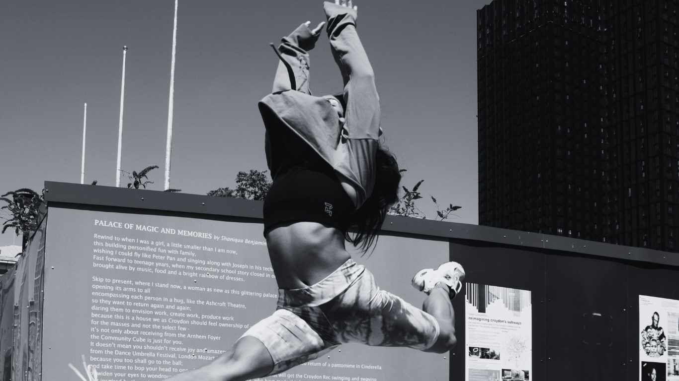 Cropped Hoodie - Leap pose - Sweaty betty style